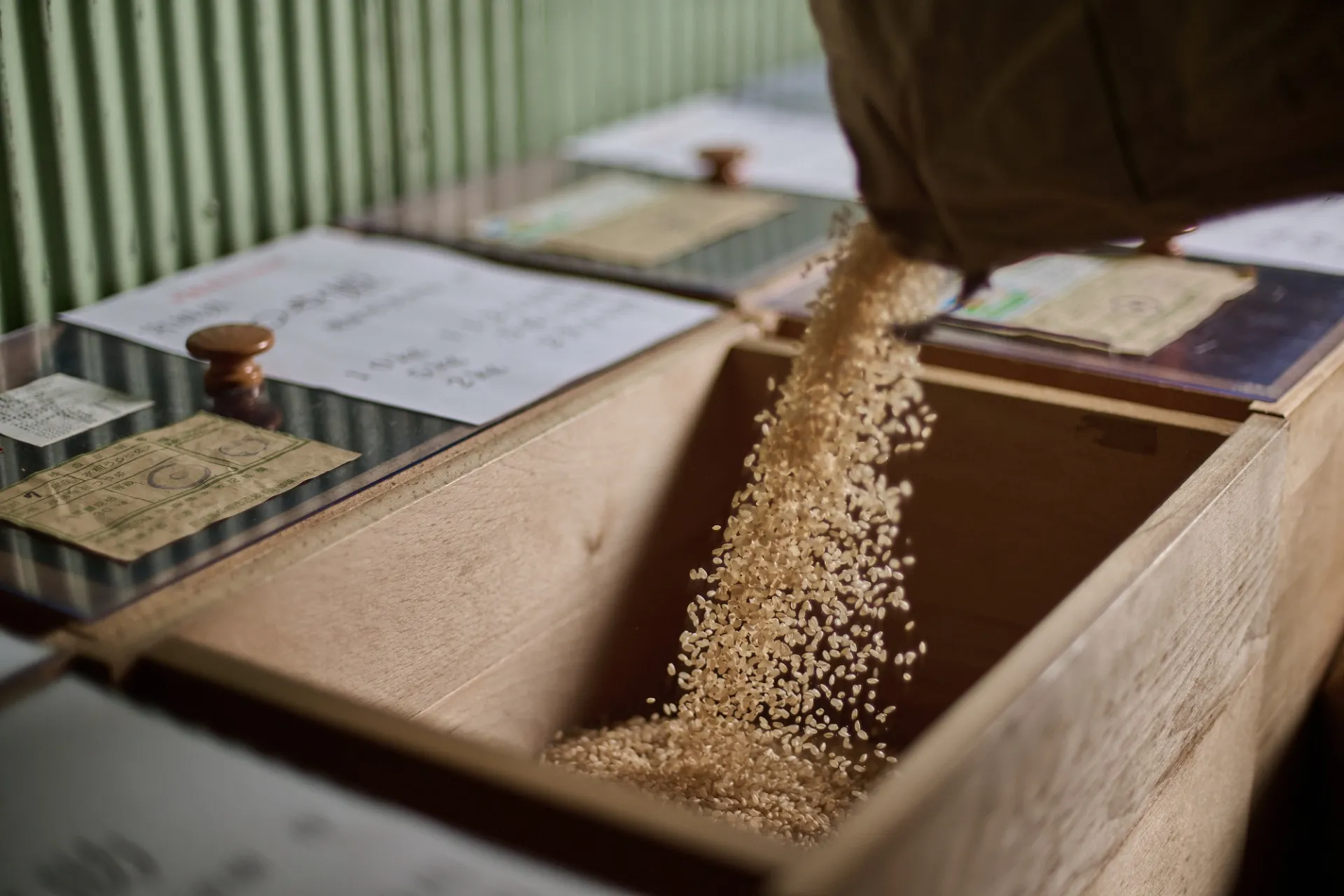 店頭で精米した新鮮なお米や玄米を販売